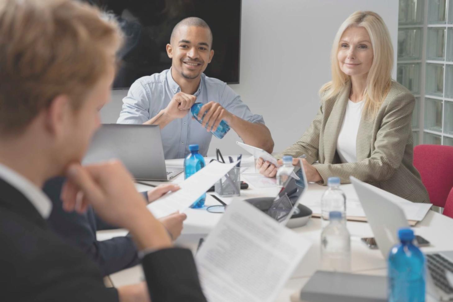 Ambiente accogliente per sessioni di crescita personale con luce naturale e spazio per la riflessione